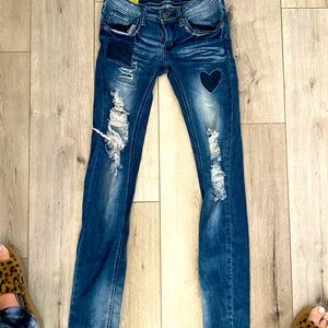 Machine jeans with heart patch